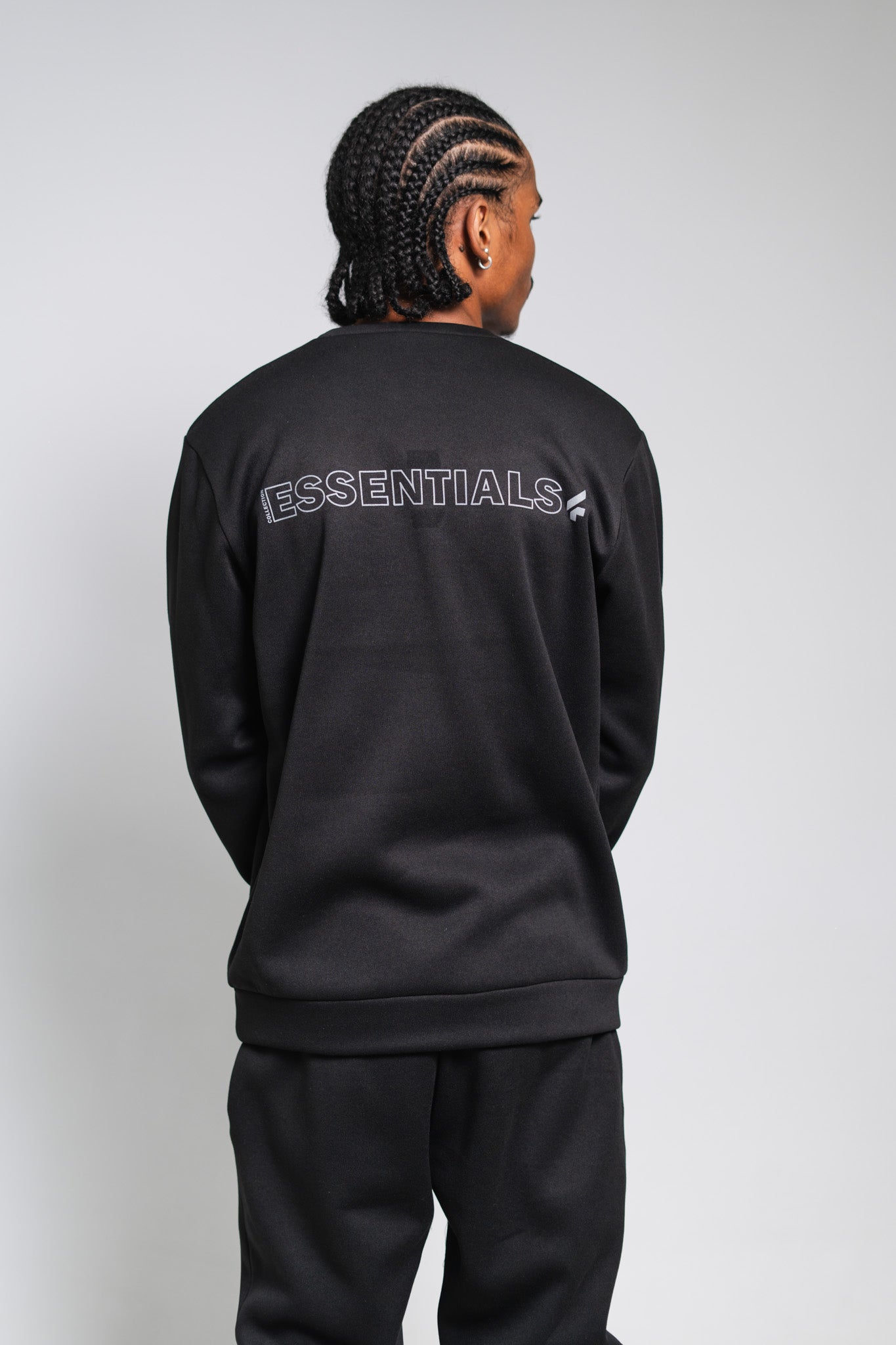 BLACK ESSENTIAL V FLOSS SWEATER